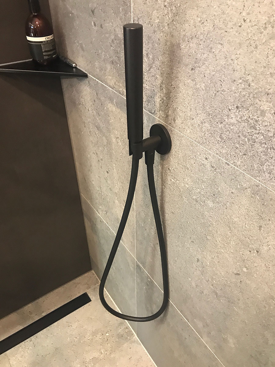 content 06b zwarte badkamer hendriks badkamers tegels sanitair sheerenberg